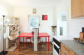 Room in House - Charming Vienna Retreat with Garden Metro Access